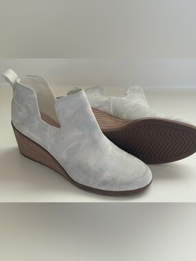 NWT TOMS Women's Kallie Egret Light Gray  Camo Printed Suede Wedge Booties Sz 8